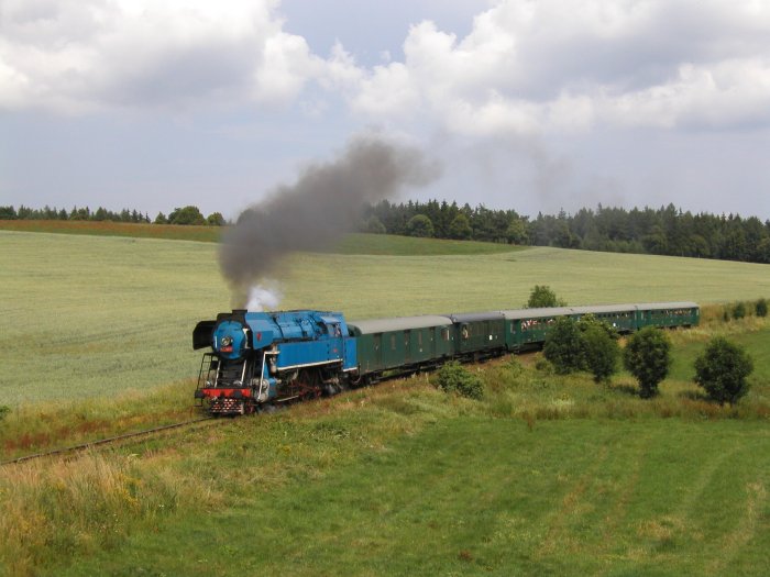 Parní vlak u Rozsoch vedený papouškem 477.043 u příležitosti slavností pernštejnského panství 2006 v Nedvědici